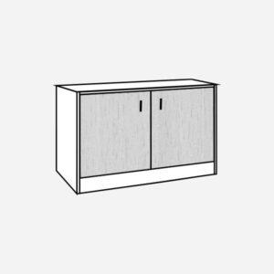 Prostostoječa omara s polnimi vrati in polico.